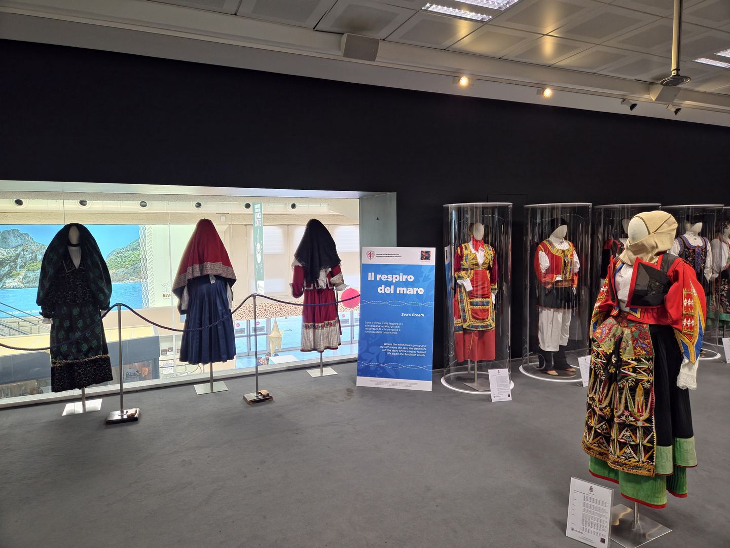 Sala della mostra Trame di Sardegna all'Aeroporto di Olbia